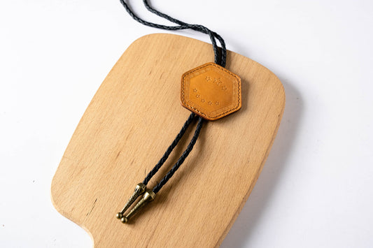 拉瑪皮革|歐美個性休閒風 Bolo Tie 波洛領結|西部牛仔時尚皮革領繩|潮酷長項鍊|可客製公司LOGO|記者會贈品